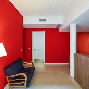Großes Zimmer mit Kingsize-Bett